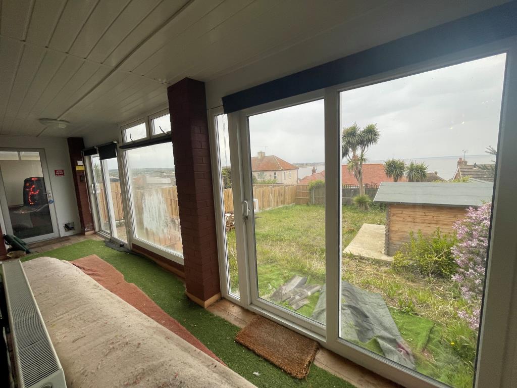 Lot: 124 - DETACHED FOUR-BEDROOM HOUSE WITH IMPRESSIVE SEA VIEWS - Conservatory with access to garden and utility area
